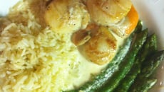 Noix de Saint Jacques sauce foie gras et asperges vertes