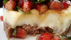 Viande hachée en parmentier et salade de persil à la grenade