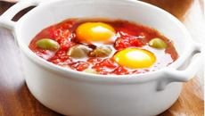 Tajine aux œufs, olives et tomates