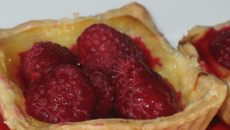 Tartelettes aux framboises sur son lit de  crème pâtissière