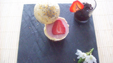 Sphère de chocolat blanc et gariguettes