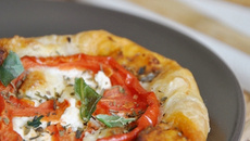 Feuilletés tomate et fromage de chèvre à la provençale