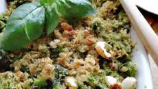 Crumble de légumes d'été au pesto de basilic