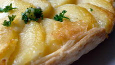 Tarte tatin de pommes de terre au cantal