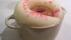 Mini kouglofs moelleux aux framboises et aux amandes dans un écrin de sabayon au Blanc limé