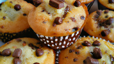 Muffins tout moelleux au citron et pépites de chocolat au lait aux noisettes