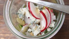 Petite salade toute fraîche à la Fourme d'Ambert, fèves, radis et sirop d'érable