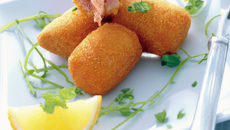 Croquettes de saumon assaisonnées de citron et d'aneth