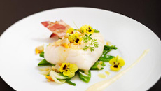 Dos de cabillaud aux asperges et pois gourmands à la française