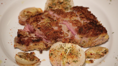 Steaks d'agneau du Connemara panés à la moutarde et aux 9 herbes, compotée d'échalotes et d'oignons