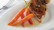 Pintade fermière à la truffe et carottes fa nes glacées à la bière d'affligem