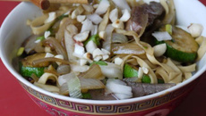 Nouilles sautées au bœuf et aux oignons, saveur teriaki