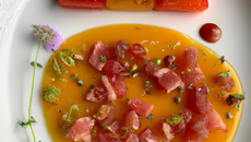 Tartare de tomates confites à la fleur de thym, crispy de jambon cru et gaspacho de melon Gallia safranné