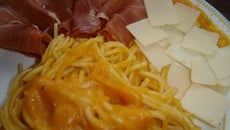 Spaghettis sauce au potiron, parmesan, et jambon cru italien