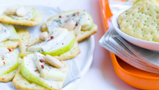 Canapés de crackers gorgonzola, poire et amande fumée