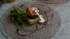 Pyramide de saumon fumé aux jeunes pousses d'épinards et son écrasé de pommes de terre