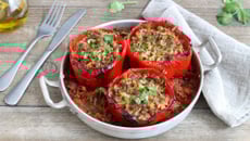 Poivrons farcis au riz et à la viande hachée, sauce tomate aux épices