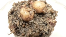 Risotto coloré à l'encre de seiche
