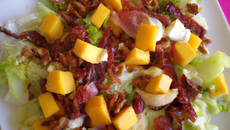 Salade lardons, noix, mangue fraîche