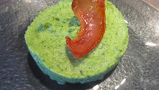 Purée de brocolis et chips de jambon cru