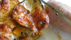 Gratin de courgettes, patates douces et viande hachée