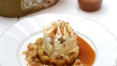 Tatin de pommes, coulis de caramel au beurre salé, crème glacée Carte d'Or® façon glacier saveur crème brûlée