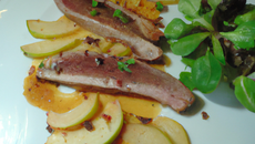 Filets de canard 'façon Laqué' aux pommes et poires des Vergers d'Ale-de-France et sa tombée de cresson de Méréville