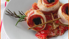 Brochette de dinde au romarin, lard et pruneaux