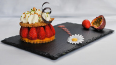 Mille-feuilles croquant aux fraises et saveurs exotiques