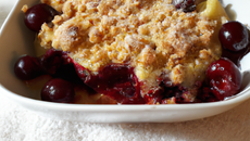 Crumble aux pommes et cerises