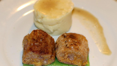 Pieds de porc panés revisités sur lit de gelée aux petits pois et purée au chaource