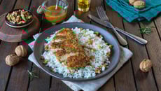 Blancs de poulet en croûte de Noix du Périgord AOP, sauce au miel et moutarde de Dijon