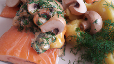 Saumon fumé avec sa compotée de fenouil et sa sauce aux champignons