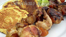 Brochettes de cailles au curry et abricot- blinis au maïs