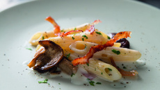 Penne au bacon, champignons porcini et truffe noire