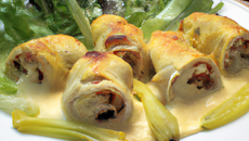 Endives enroulées d'escalopes de chapon à la sauce béchamel et gratinées à la tomme