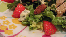 Salade d'agneau aux fraises, roquefort et noix de pécan