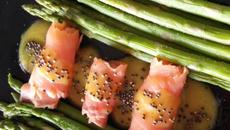 Asperges au saumon fumé, sauce moutardée