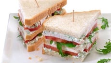 Sandwich au poulet, Philadelphia et herbes aromatiques