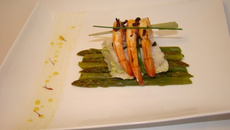 Filets de sole farcis, asperges vertes glacées au parfum d'orange, brochette de crevettes gingembre et grué de cacao, beurre de crevette safrané