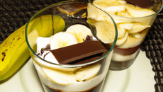 Verrines gourmandes à la poire, au chocolat et à la banane