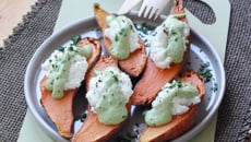 Patates douces rôties, ricotta et sauce verte au tahiné