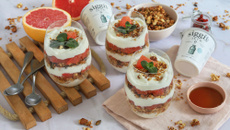 Parfait au skyr, granola maison et pomelo