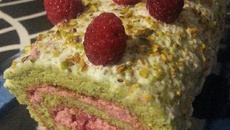 Bûche à la pistache et sa crème à la framboise
