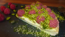 Tarte sablée framboises / pistaches émondées