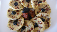 Minis crêpes aux tomates confites et olives noires