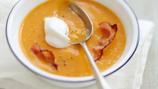 Velouté de potiron aux châtaignes et chips de bacon sans œufs