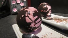 Mousse à la framboise en cage au chocolat