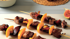 Brochettes de magret de canard, maïs, abricots et figues