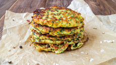 Petites crêpes de courgettes à la mozzarella